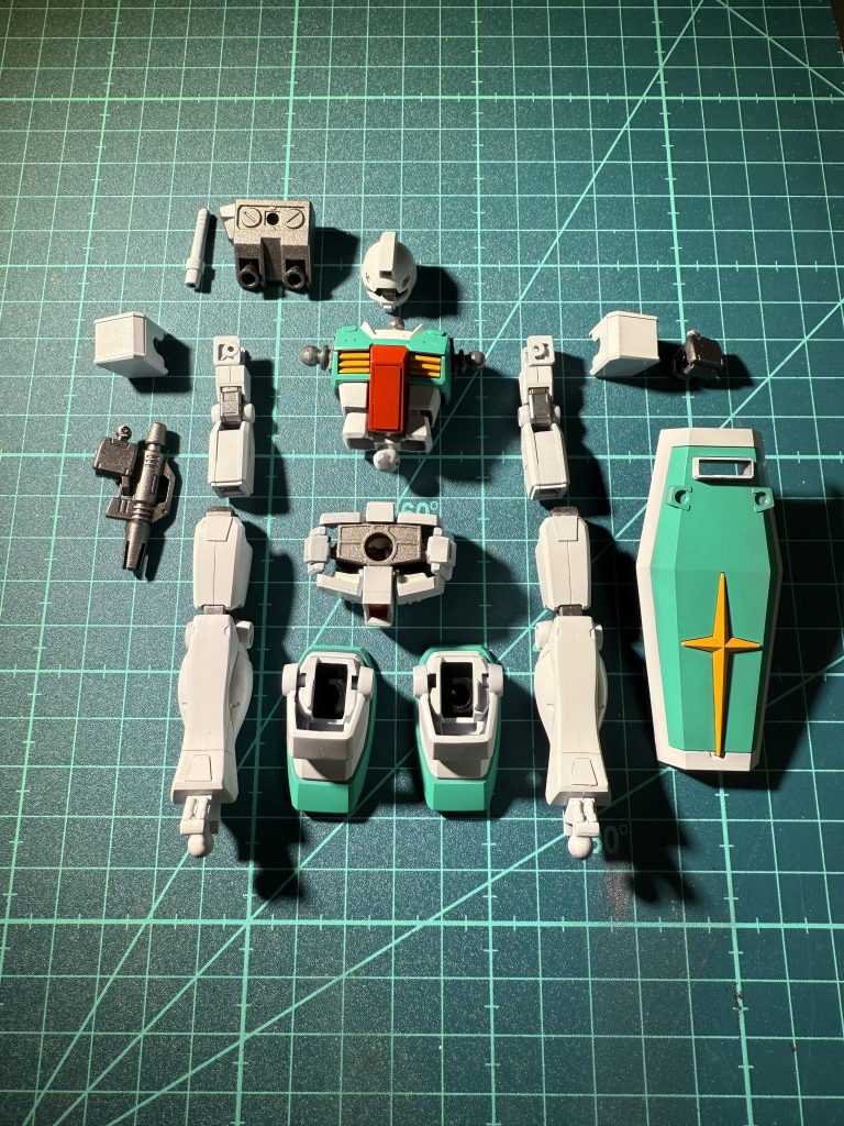 下塗りはガイアのサーフェイサーエヴォガンメタで、関節、武器、バックパックはそのままにw本体グレー部はガイアのEx-ホワイトにニュートラルグレーⅠとミディアムブルーを少し混ぜましたが、もっとガッツリ入れてもよかったかな…グリーンはエメラルドグリーンとビリジアングリーンを8:2で(ガイア)とてもきれいな色なので、シールドもグリーンにしました。