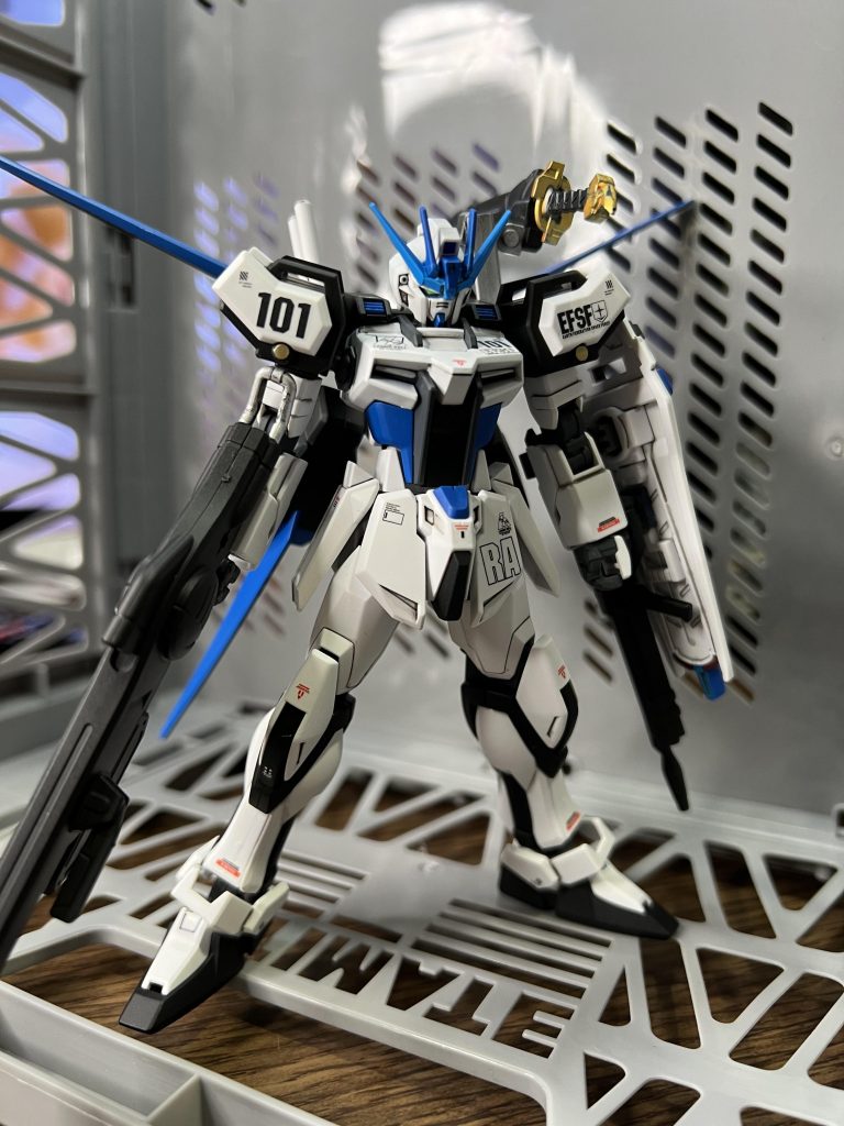 というわけで、白いストライク作りました✨毎度おなじみスパロボのノリでご覧下さい。