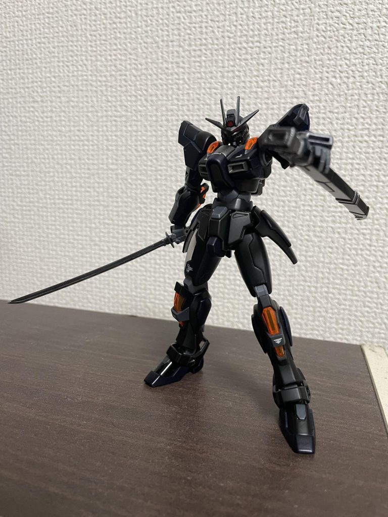 前回作ったやつで例を挙げるとすれば、このようなポーズを取らせるのであればこのサーベルの持ち手との緩さはある意味改修しやすい優しい緩さという解釈もでなくもない…この機体のおかげで両手のパーツはあれこれ改造したのでこのテの作業はあまりやりたくないレベルだと学びましたので…くさびを作ればこれくらい可能そうなジムIIのサーベルと持ち手は良いという評価もできます!