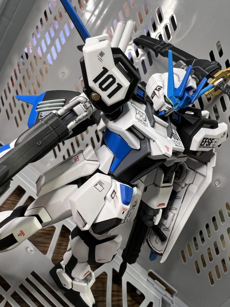 標準装備のビームライフルはシールド内側に懸架しました。