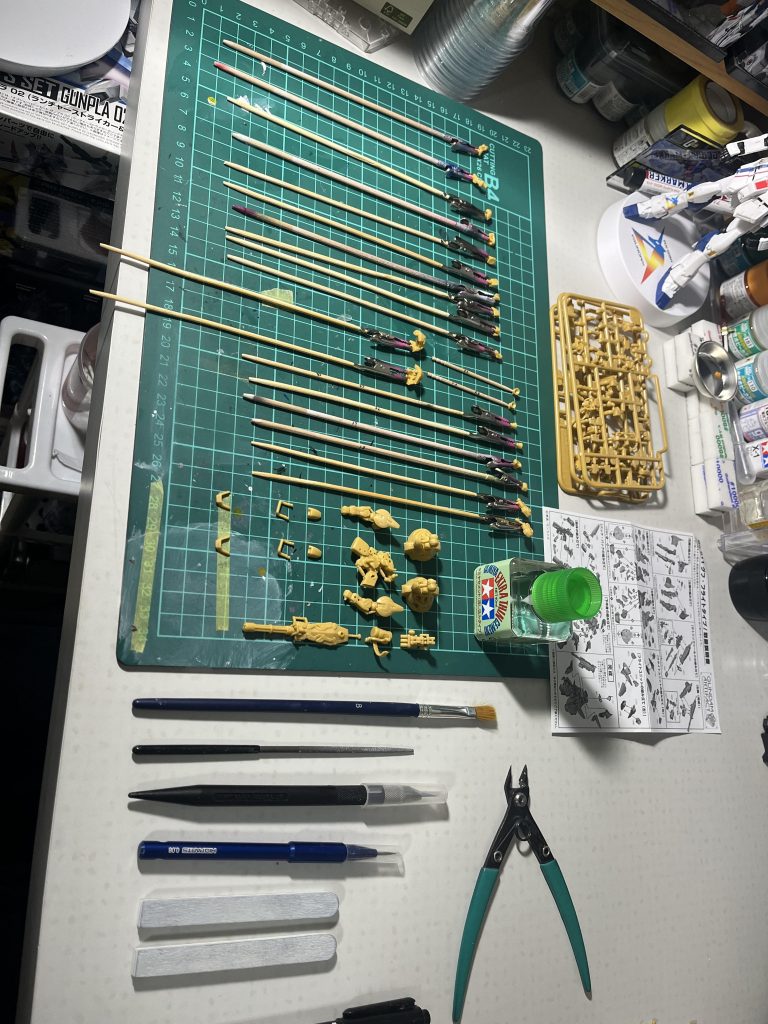 塗装の準備をしています。今回はエアブラシと筆塗りの二刀流です😎