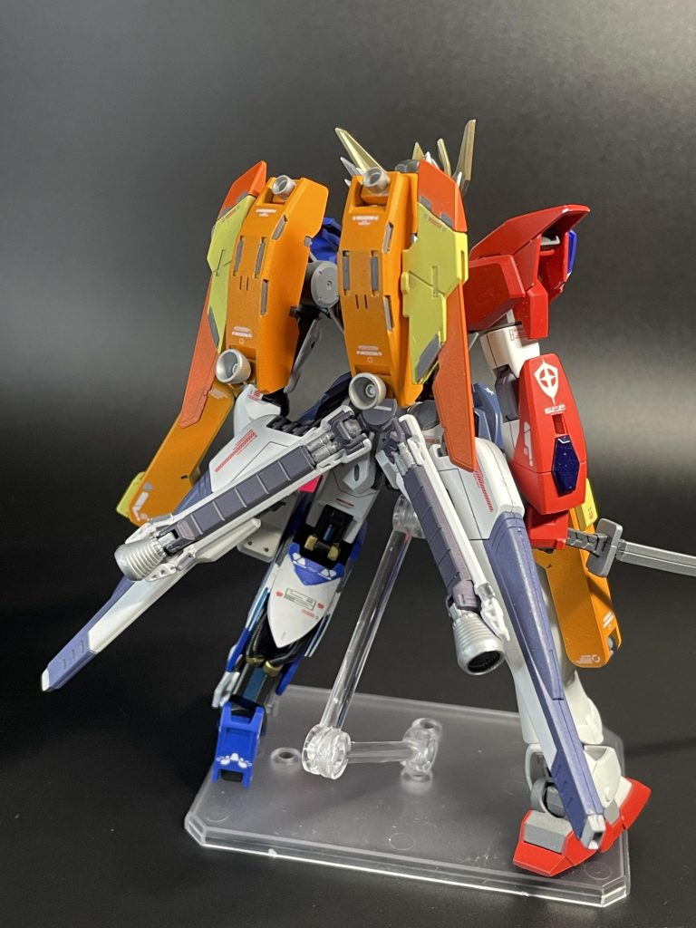 背部アングル。頼れる大人達に背を支えられているようなパーツ配置になっているのは偶然……？