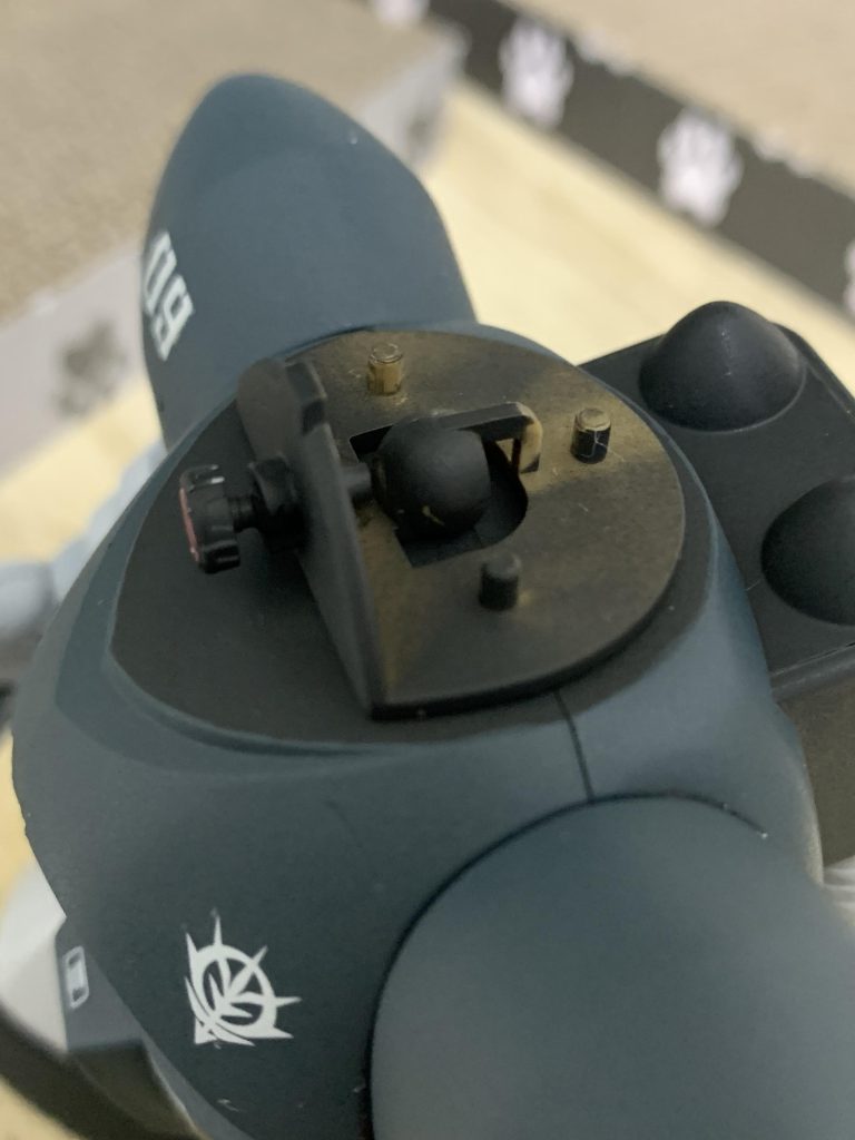 モノアイは可動できるようにしました。パーツの干渉箇所を切除しボールジョイントを埋め込んだだけの簡単改造です。正直あまり動かないのですが、手軽さのわりに効果がありました。