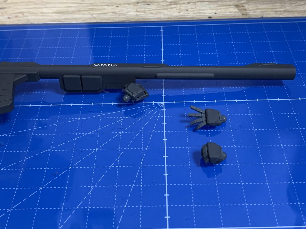 ハンドパーツはRGインパルスを流用しています。ダガーLに合うハンドパーツをなかなか見つけられず苦労していましたが、サイズ感といいフィット感といい、今後もしダガー系を製作する際はこれでいこうと思います。軸の長さの調整、武器固定用のダボの切除を行っています。なお、ダークダガーLを飾る際、低反動砲以外を持たせるイメージが湧かなかったので、ハンドパーツは最小限にしました。