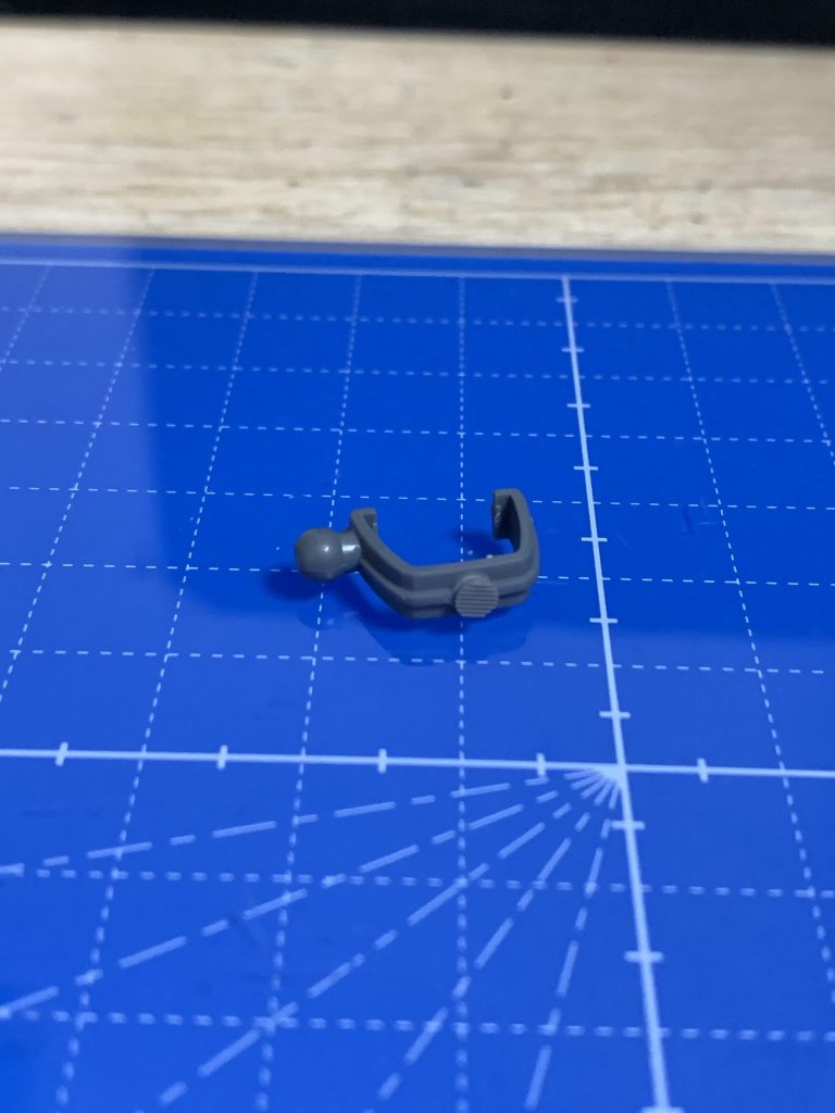 見た目重視でシールド接続用のジョイントは1つ残して切除しました。コトブキヤの丸モールドⅣを使って跡を隠しています。