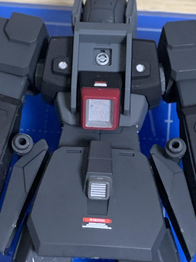 リアアーマーのダクトディティールがなかったので、コトブキヤのダクトノズルⅡを取り付けました。ストライカーパック取り付け用の穴はあすぱら模型さんのスポッターディテールで蓋をしています。