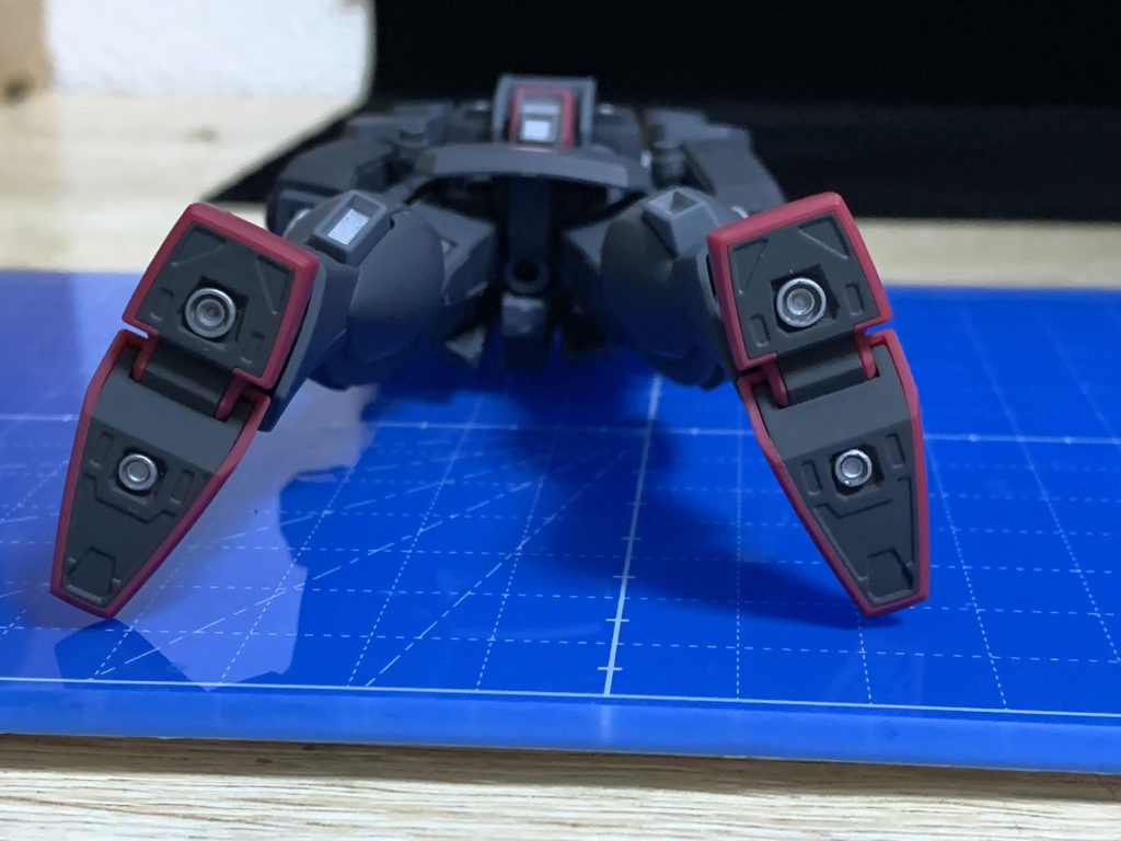 足裏もグレーで塗り分けつつ、バーニアノズルを別パーツ化しました。コトブキヤの丸モールドⅣをサイズ違いで埋め込んでいます。(穴開けをミスりパーツ注文したために3ヶ月待ちました…笑)