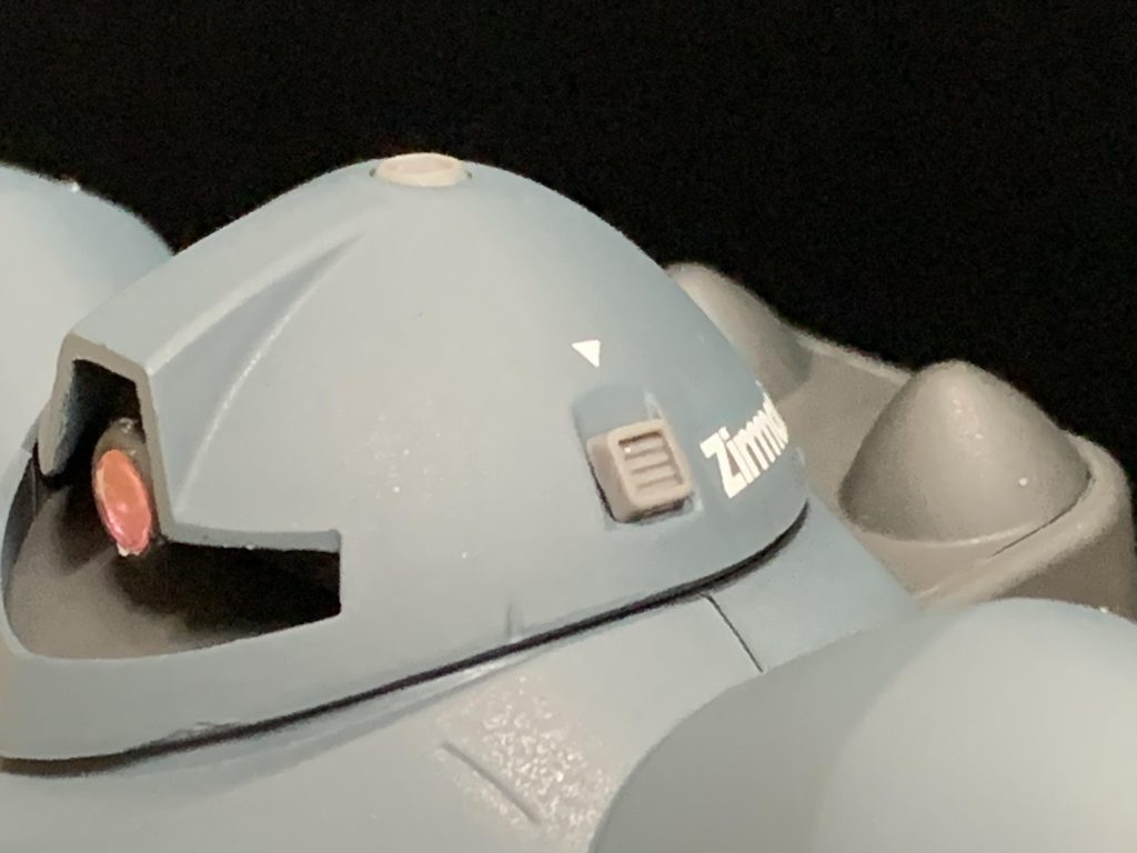 頭部ディティールが寂しく感じたので、両脇の窪みにダクトを取り付けました。コトブキヤのダクトノズルⅡです。また、フリーザーヤード発射口が浅かったので穴を開けコトブキヤの丸モールドⅣを取り付けています。