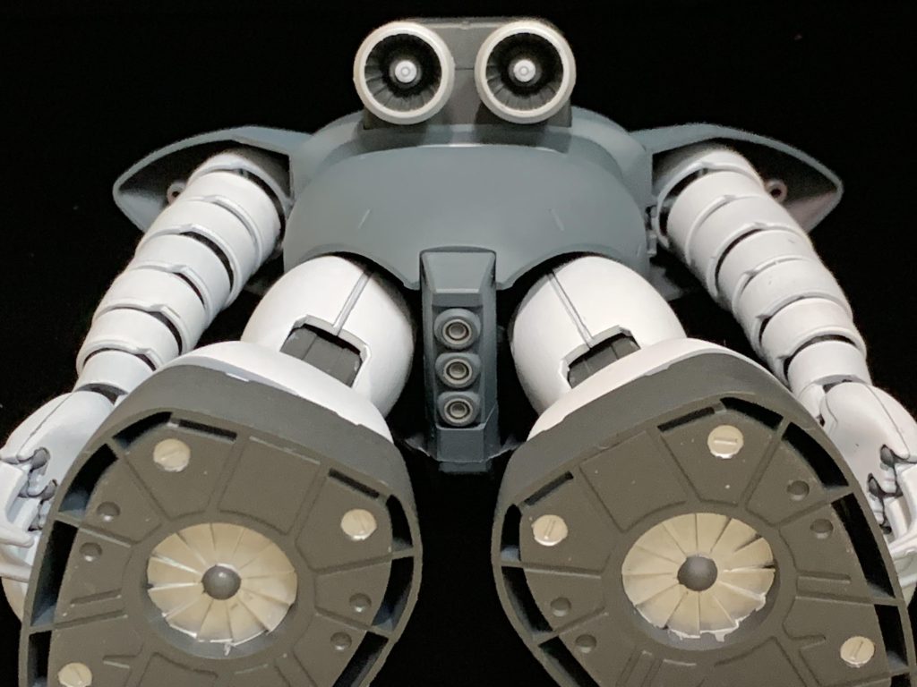 バックパックのバーニアノズル内にもあすぱら模型さんのスポッターディテールを埋め込んでいます。水陸両用機っぽい螺旋系のものにしました。股間にもバーニアノズルがありますが、こちらはコトブキヤの丸モールドⅣを埋め込んでいます。足裏は塗り分けのみです。