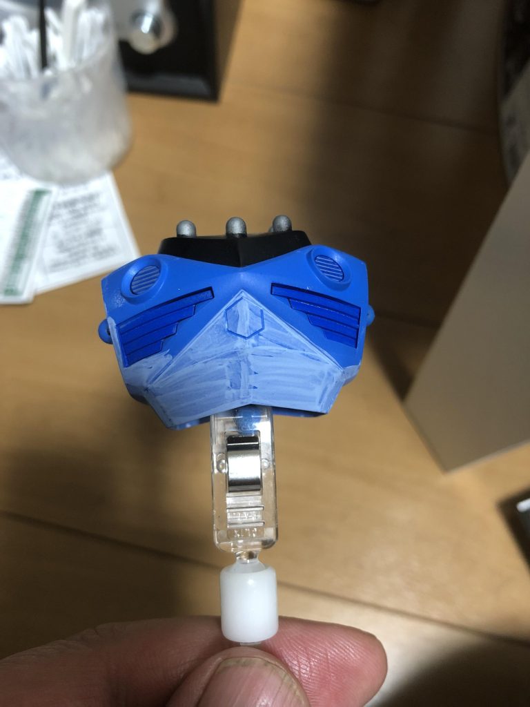 下地に濃い青を塗ってそのあとに薄い青色を重ね塗りする感じ。