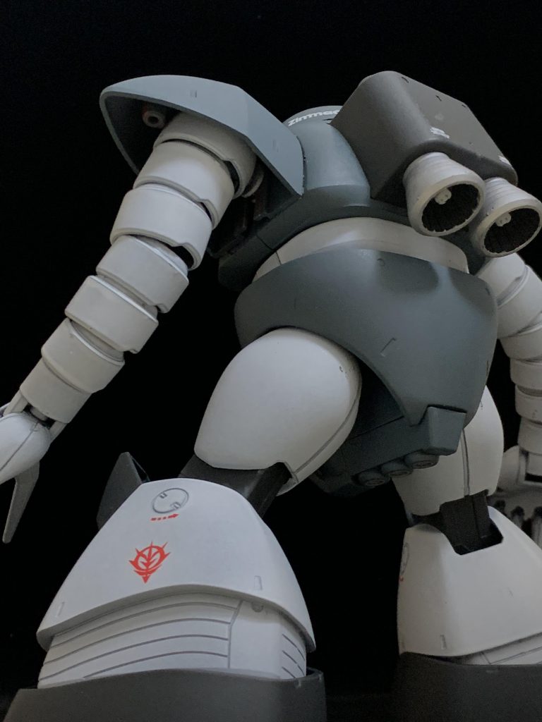 脚部の赤いジオンデカールがお気に入りです。以下、本当に簡単にポージングです。