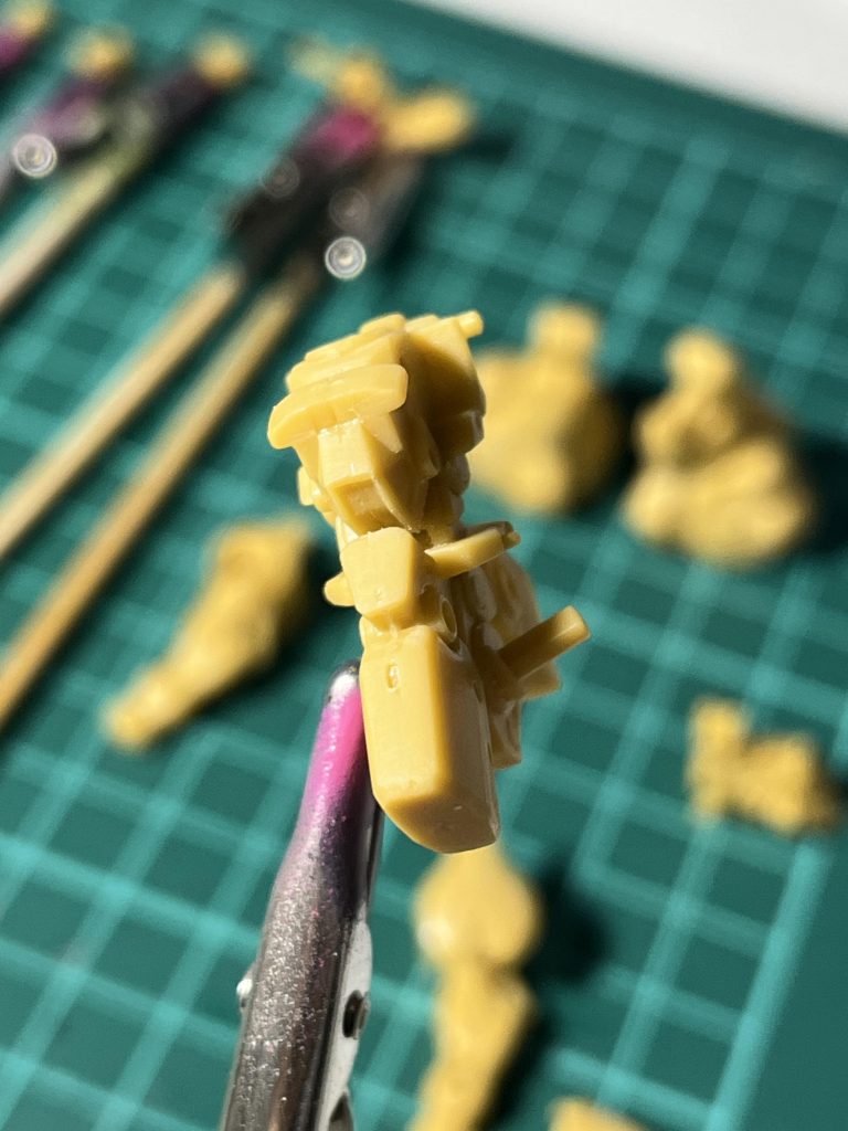 タミヤの流し込み接着剤で頑張って合わせ目消ししてみました!