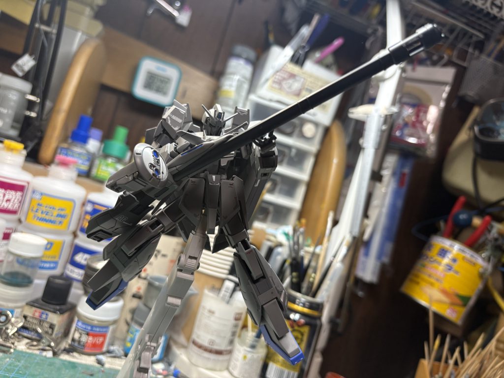 砲身部分のみ合わせ目消しを行いました レドームはホワイトで塗装後にシールをマスキングテープ代わりに使ってグレーを塗装しました センサーの所はシールを貼っただけです