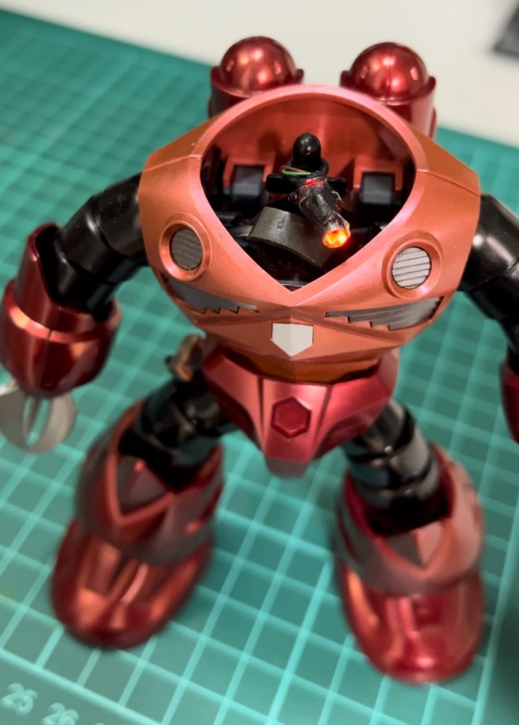 配線は頭頂部接続軸に巻き付けてLEDの周辺を100円ショップの根付けの金属パーツで丸くし覆ってます。モノアイっぽくしてるだけです😂