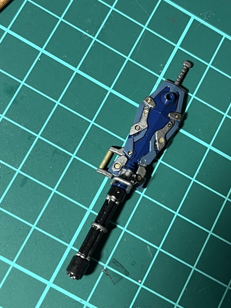 細かいところにゴールド散りばめて情報量上げてます