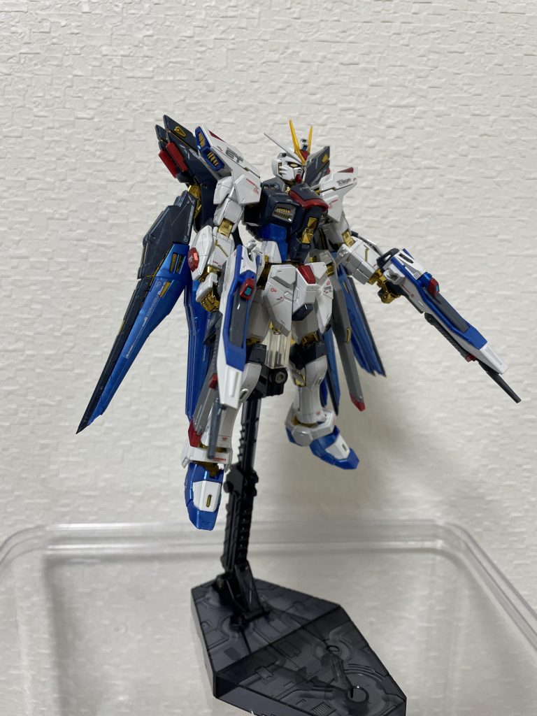 目の部分を蛍光色に筆塗りして失敗したので、素直にシールを貼りました…。ゲート跡はリタッチしました。