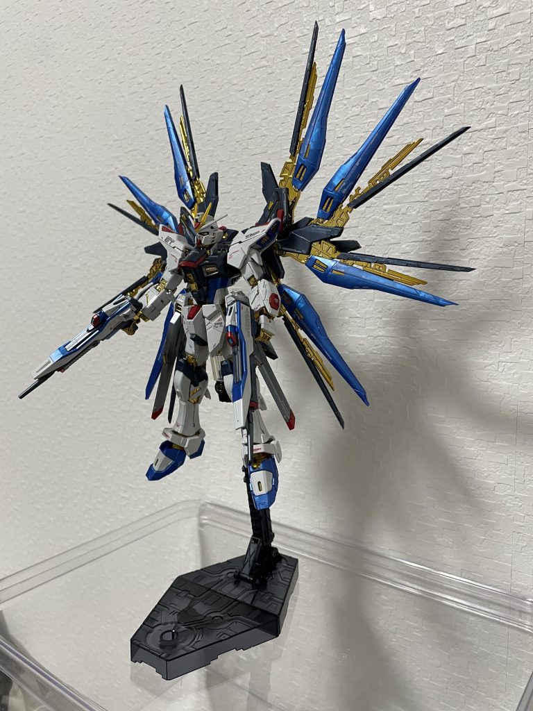 大好きな機体なので、作ってて楽しかったです。ですが、他の方がおっしゃってたように、やはり間接が…。お顔が正面を向いてくれないし、二の腕の付け根がポロリするし…。