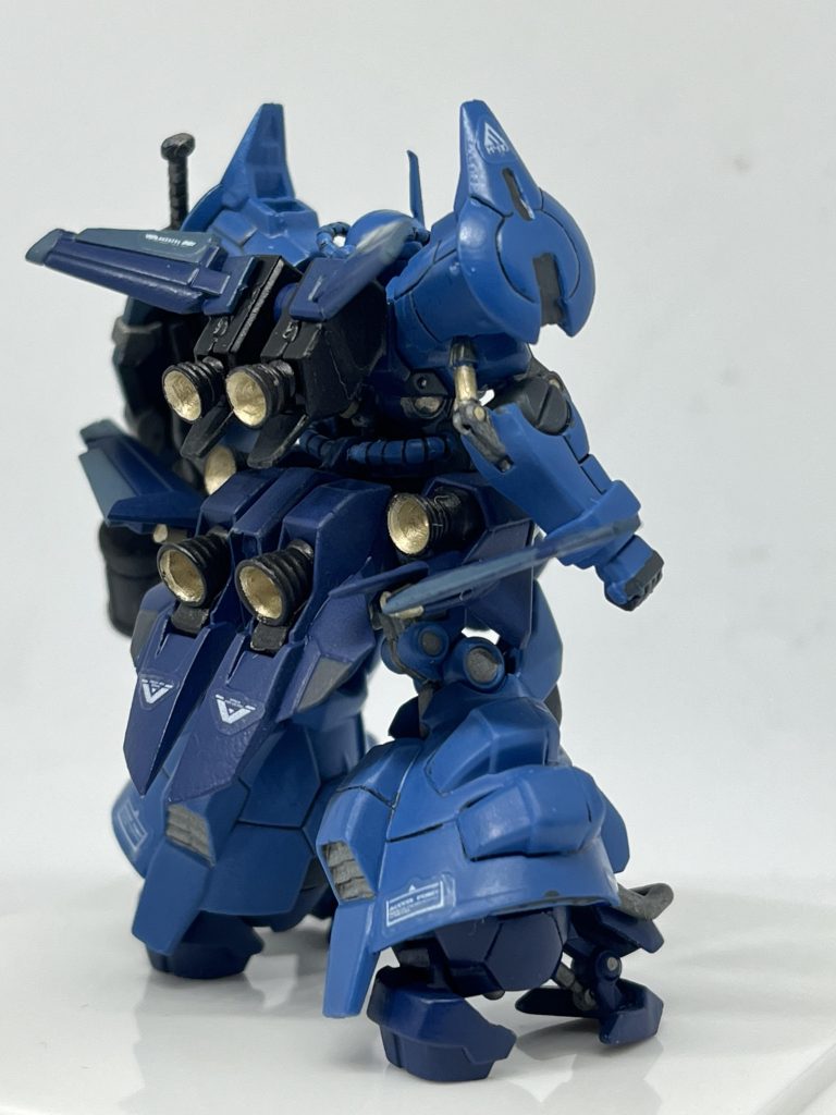 背面から、バーニアはゴールドにしています!レッドにするか悩みどころでしたが、サスペンション部分と統一してみました。