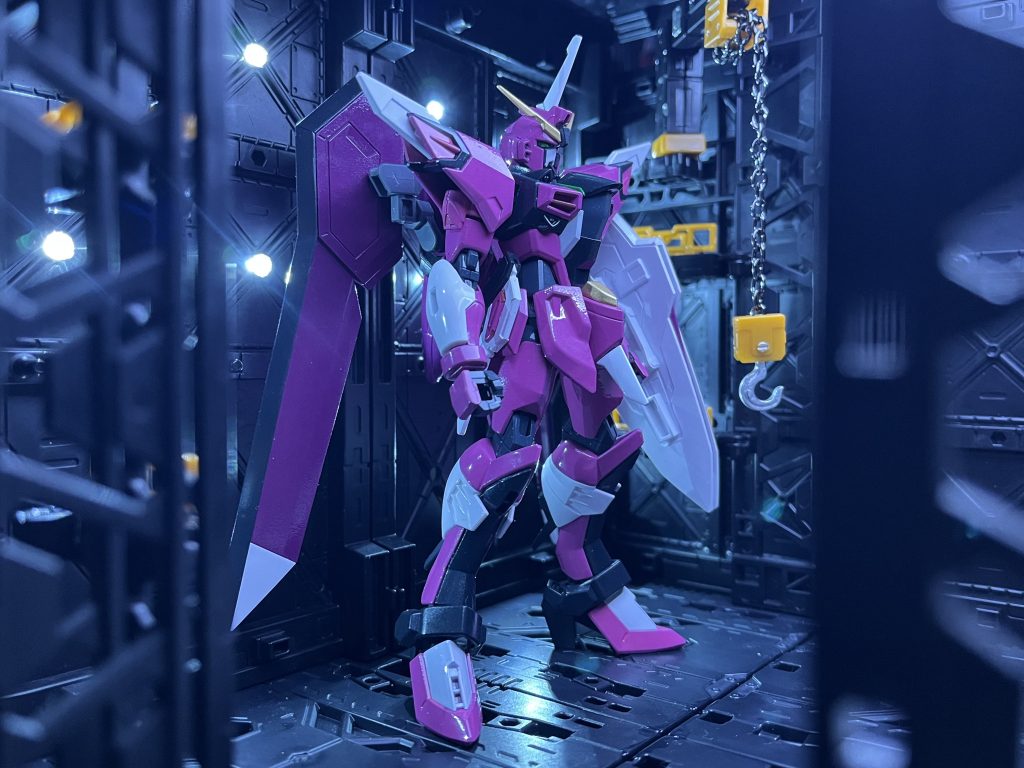 機体色はイージスをメインに考えて背面ユニットはインフィニットジャスティスを意識しています。