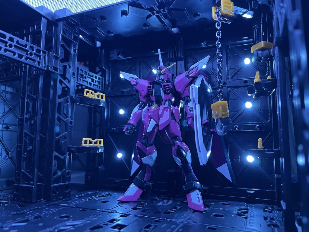 今回のMS格納庫は、以前ガンタンクの投稿をした時と比べて少しだけパワーアップしてますw今回は地元のseriaさんでこのディスプレイベースの拡張アイテムがあったのでそれを追加しただけです!