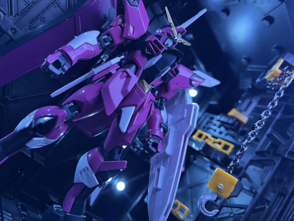 これから出撃するぞ、だったり戦いを終えて機体を格納したあとだったりを想像していますヘルメット片手にですね😆