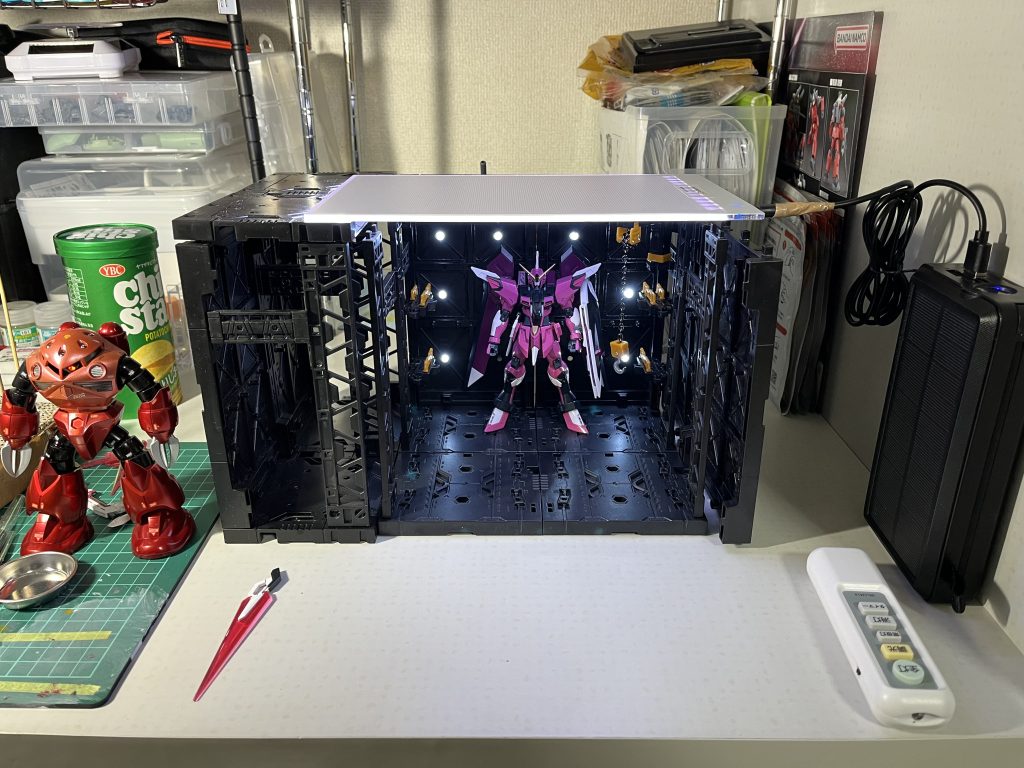 生活感が一気に出ますが撮影は制作スペースに格納庫とその上にDAISOさんのトレースボードを置いています。電源は横のモバイルバッテリーからとっています。