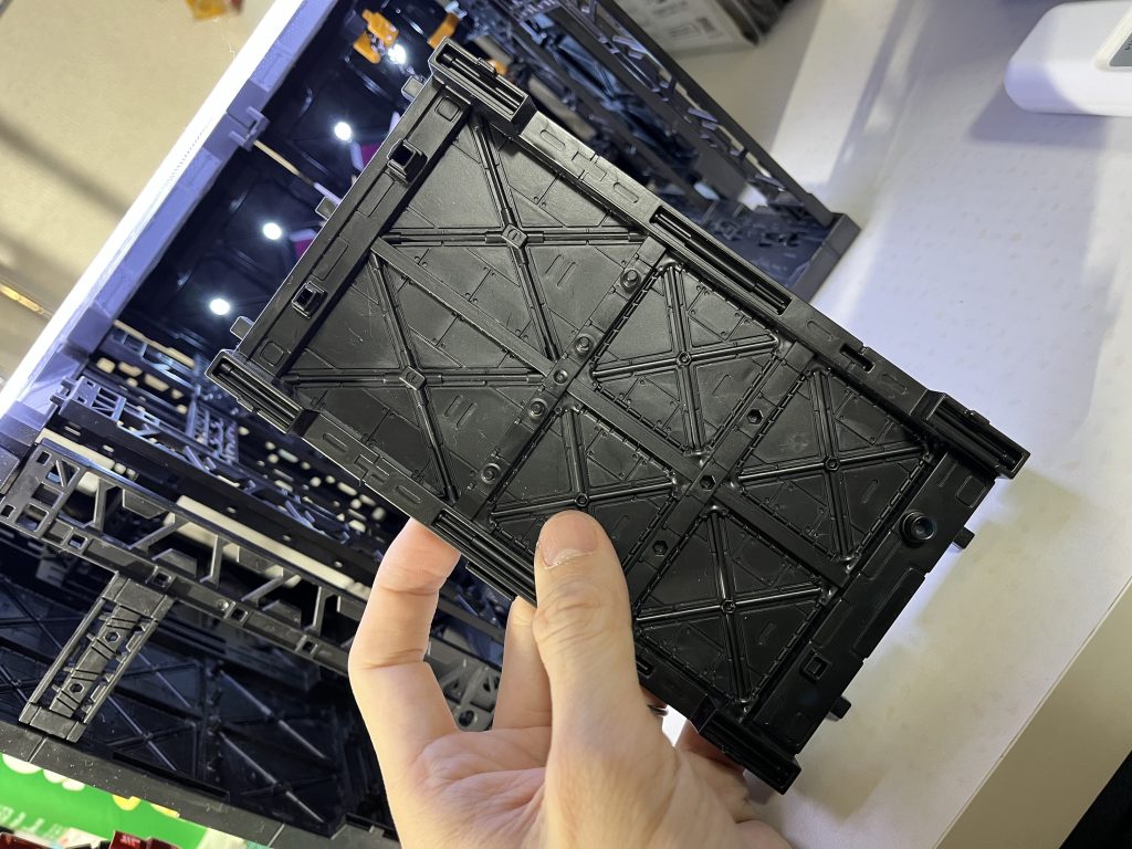 隙間はあまったディスプレイベースの壁を置いて背景を誤魔化していますw