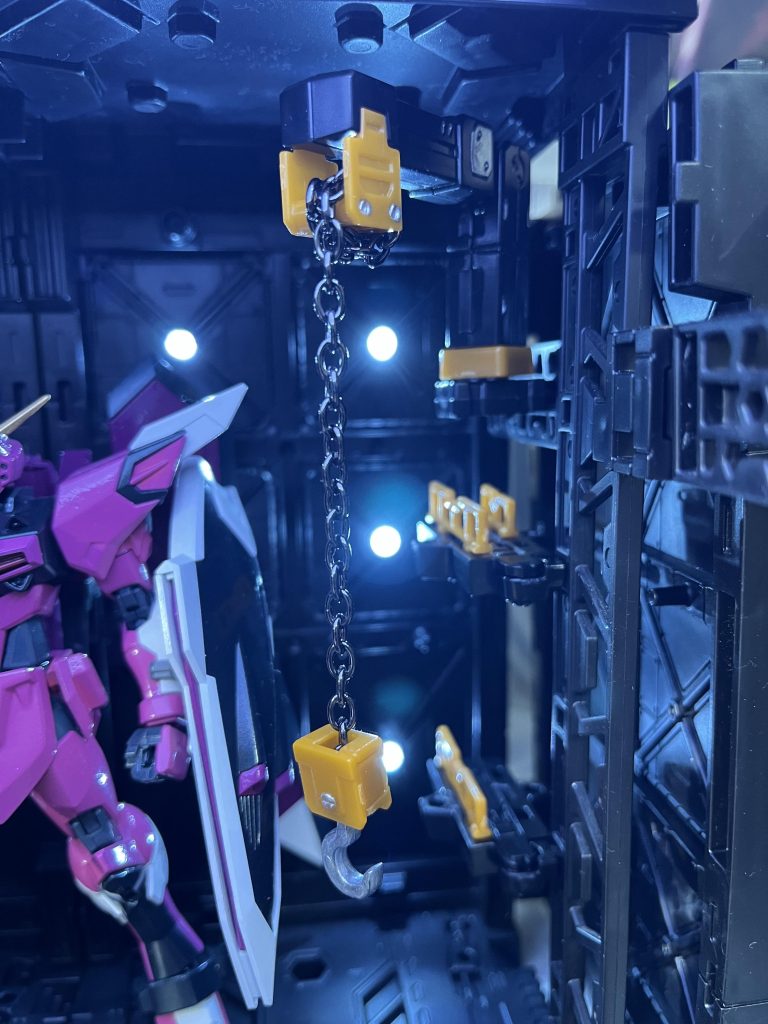 クレーンは先のフックとポイントでシルバー塗装してます。チェーンがリアル金属なのはすごくありがたいですね!☺️