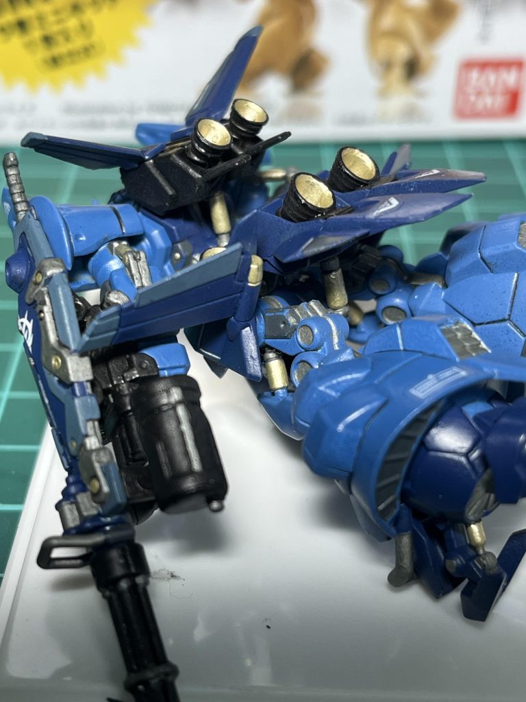 サスペンション部分はゴールド、アーティファクトはこの表現多くてかっこいいですよね!