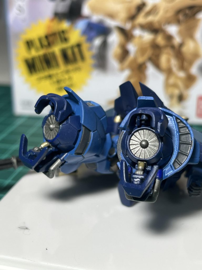 底面のフライトユニットはメタリックグレーで統一しました。