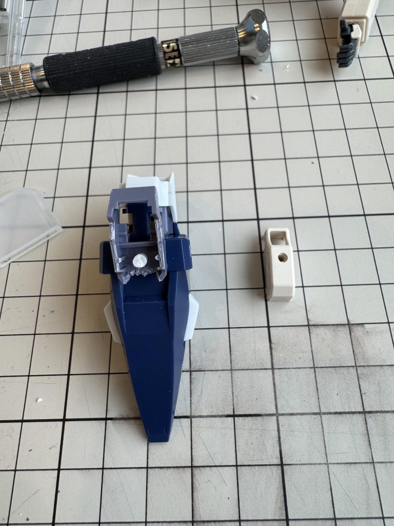 フロントに3ミリの穴をあけて接続してます。後ろも、同様に3ミリの穴をバックのスカート部分あけて接続してます。