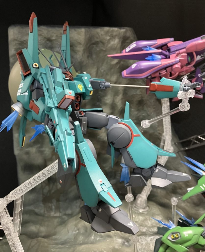 ドーベンウルフ10年以上前に組んだ年代物のユニコーンverを引っ張り出して塗装しましたボディの赤いラインを塗り分けるために外装パーツは全てエナメル塗料を使いましたそのせいで全身のバーニア内部のイエローの塗り分けが地獄だったので何かもっと別の方法があったのではないかと反省中です