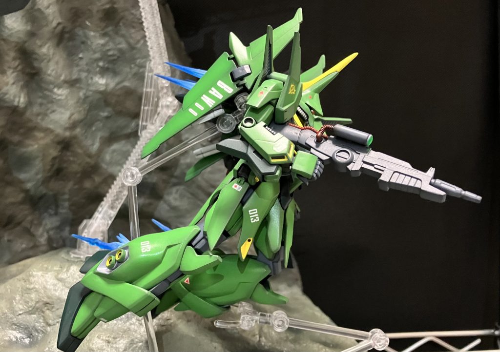 量産型バウこちらもドーベンと同じ時期に組んだ年代物20年以上前のプラモとは思えないカッコよさです脚部と背面のバーニアは古いガンプラゆえかめちゃくちゃ簡素な作りだったのでビルダーズパーツを取り付けてリニューアルしました