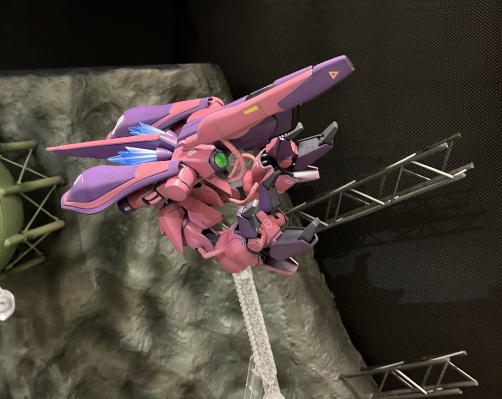 ガザC今年の再販で奇跡的に手に入れました3回出撃したら空中分解を起こすだの性能を犠牲にして生産性を高めただの、宇宙世紀トップクラスの雑魚機体として扱われるガザCですがMA形態のカッコよさ可変機の中でもダントツだと思いますプラモの出来もかなり良く、合わせ目消し&どうしても消せない箇所は段落ちモールド化、肉抜き穴埋めくらいしか手を加えてません素晴らしいきっとだ思います