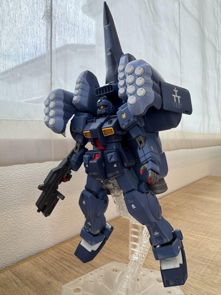 ティターンズブルー2とMSホワイトを2：1の割合で作った青をベースにしています。最後につや消しスプレーを白くなるまで吹きましたw