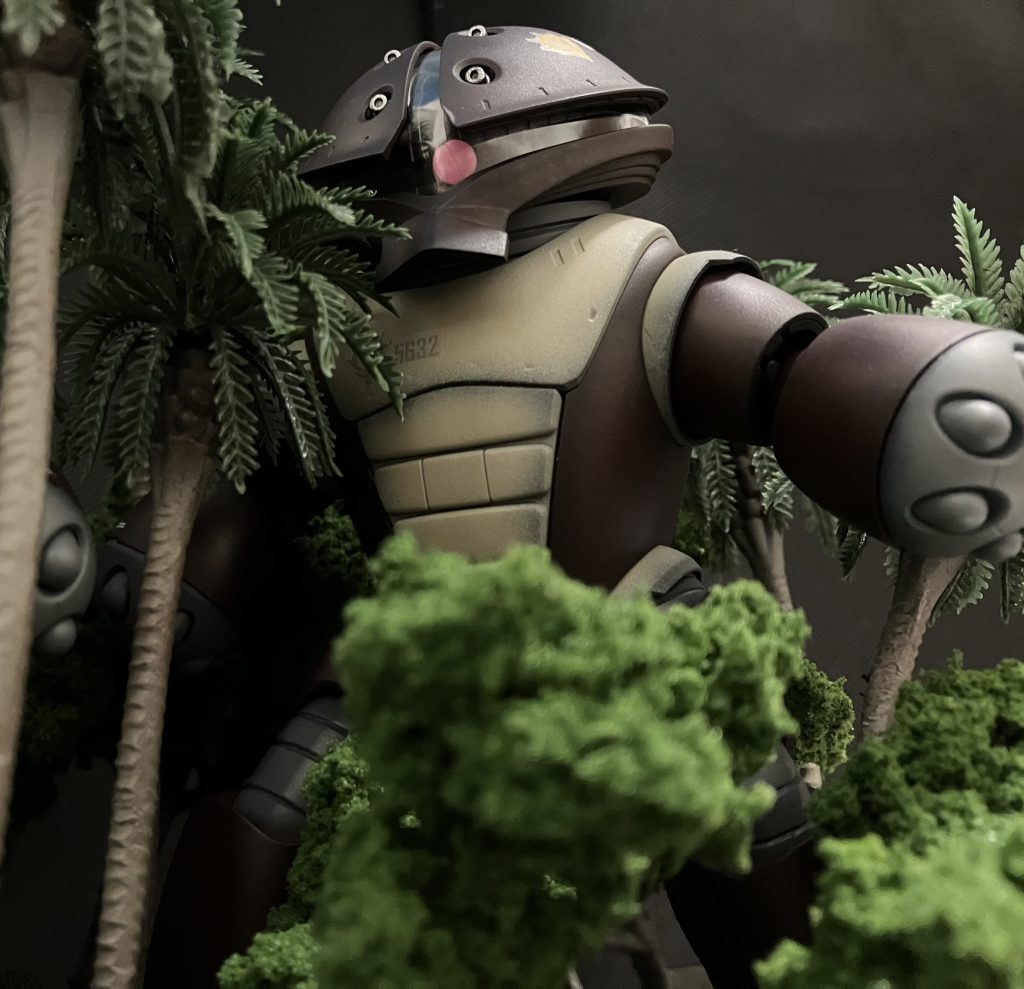 今回ジオラマに使ったアッガイは2023年に作ったもので、黒立ち上げのグラデーション塗装です改造などは特にしておらず合わせ目消しくらいしか手を加えていませんというかこのキット自体素組みでもほとんど文句なしの出来栄えなので、自分の技術力ではむしろ手を加えないほうがいいのかなと思いました