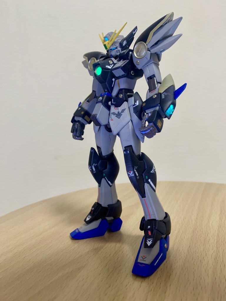 頭、胸、腕のセンサーに蛍光塗料を使い発光仕様にしました。