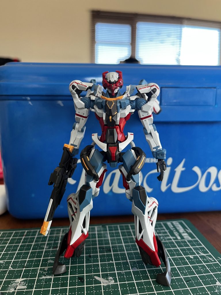 噂には聞いていましたけどパーツが細かい！パーツはまだしもシールが輪をかけて細かい。普通のHGでピンセットを使わないと貼れないレベルのシールだとは。目とかのセンサー類はほんと塗ったほうが楽ですね。(ただ赤いラインはどうしようもないですね。。)肩のデザインは昔組んだマックナイフを思い出しました。ちゃんとノウハウが繋がってるんだなぁ。 