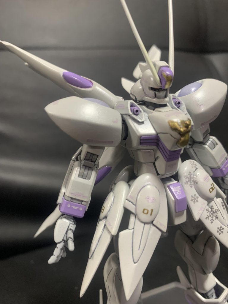 製作時には設定画もなかったので、漫画第一話の掲載された「ガンダムエース」を片手に造形を決めていました。胸部エンブレムは一度胸部パーツにパテ盛り&削り出しを繰り返し遠目で「翼付き女神像」っぽく見えるところまでの造形です😅後、所々「Hi-Qパーツ」さんの「雪結晶❄️デカール(銀色)」を使用して機体名と合わせての演出…という意味を持たせて「表面処理の粗さを隠す」のが目的であったりします😓