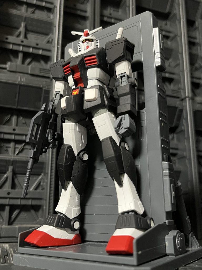 ロールアウトカラー同様、MSハンガーがよく似合いますねb  2号機のトリコロールと違い白黒のシンプルなカラーリングが渋くて好きですね。まぁ設定によるとこれもいずれトリコロールに塗られてしまうようなのですが…(^_^;)旧キットの説明書にもそのようなカラーリング例があったのでいつかはそれも再現してみたい所です