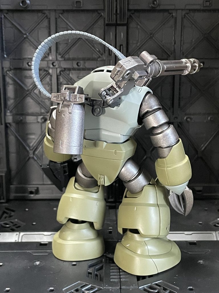 リアビューガンプラオプションパーツと幅がピッタリだったのでポン付けしています足の塗装が一部禿げてしまいました…。