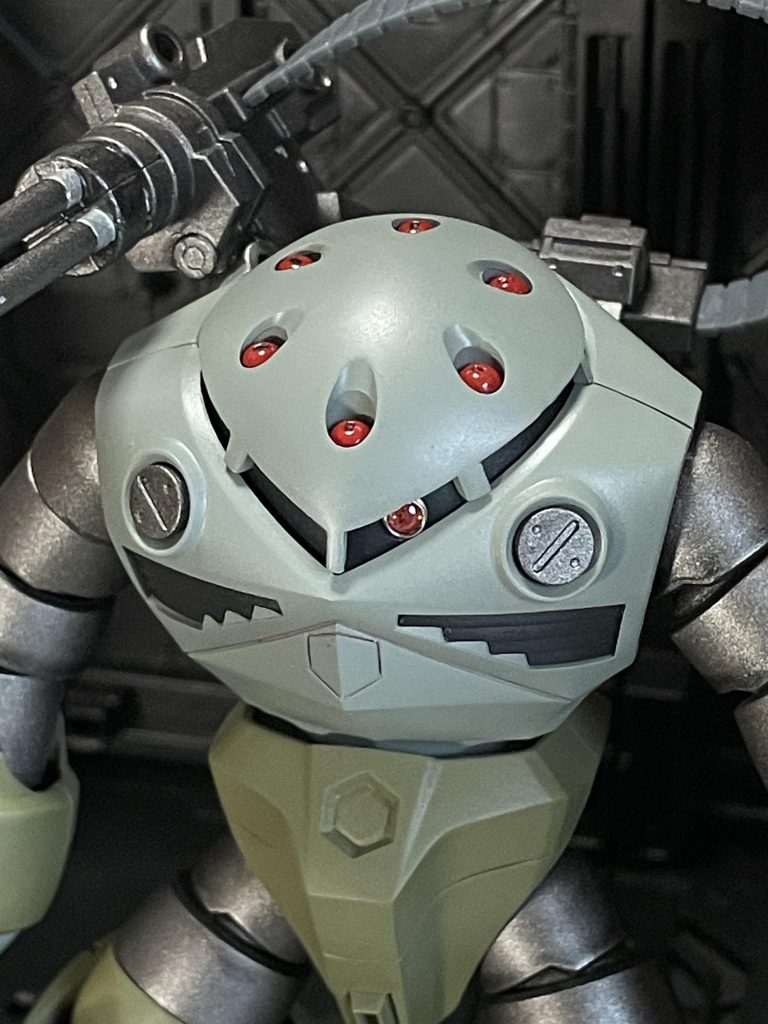 モノアイはハイキューパーツを使用胸部ダクトはコトブキヤのパーツで塞ぎました