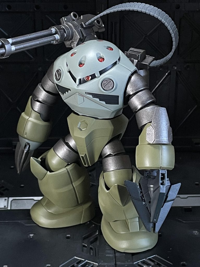 ズゴックは水陸戦闘用ですが、拠点配備機体としてイメージしてみましたなのでブースター類の推進系統は無し背部ブースターをマシンガンと弾倉(?)を乗せています