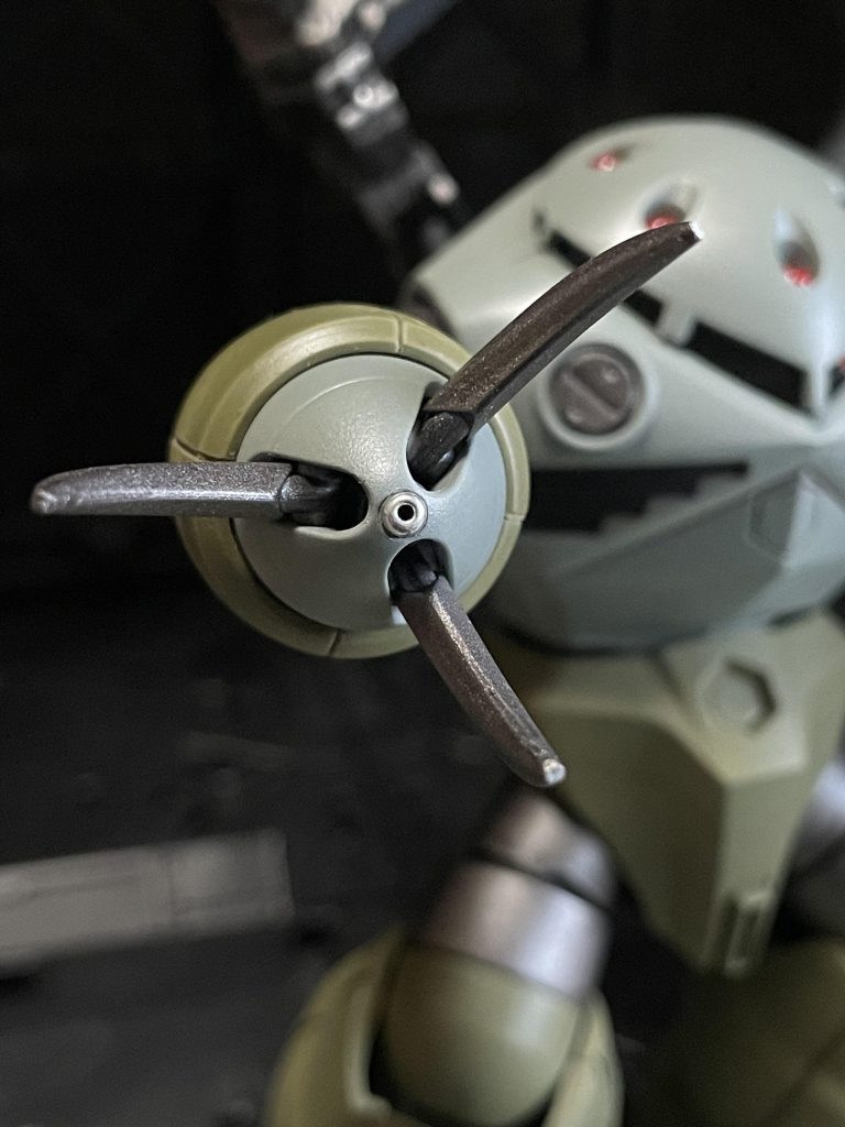 逆側はメガ粒子砲発射口をピンバイスで穴あけをしてビーズを接着