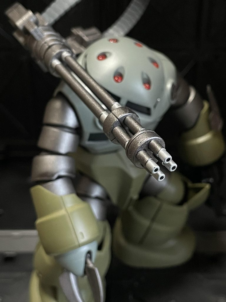 マシンガンの銀色部分は筆塗りで処理しました