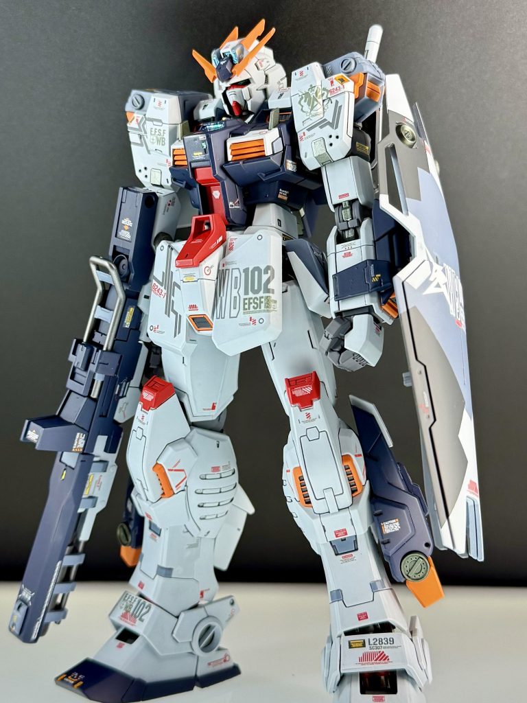 この時間軸ではホワイトベースも沈んでませんので、部隊マークはホワイトベースのまま。カラースキームはνガンダムをイメージしたダークブルー基調のトリコロールでまとめました。NAZCAカラーが大活躍 カラーレシピホワイト：スチールホワイト（ガイア）ダークブルー：ブルーイッシュダークパープル（ガイア）グレー：ブルーフォグホワイト（ガイア）レッド：リッチレッド（フィニッシャーズ）オレンジ : マンダリンオレンジ（ガイア）迷彩部ダークグレー：メカサフスーパーヘヴィ（ガイア）関節部グレー：メカサフヘヴィ（ガイア）間接部メタリック１：スターブライトチタンシルバー（ガイア）間接部メタリック２：ペールグリーンメタリック（PPカラー）銃身、バーニア部メタリック：スターブライトアイアン（ガイア）