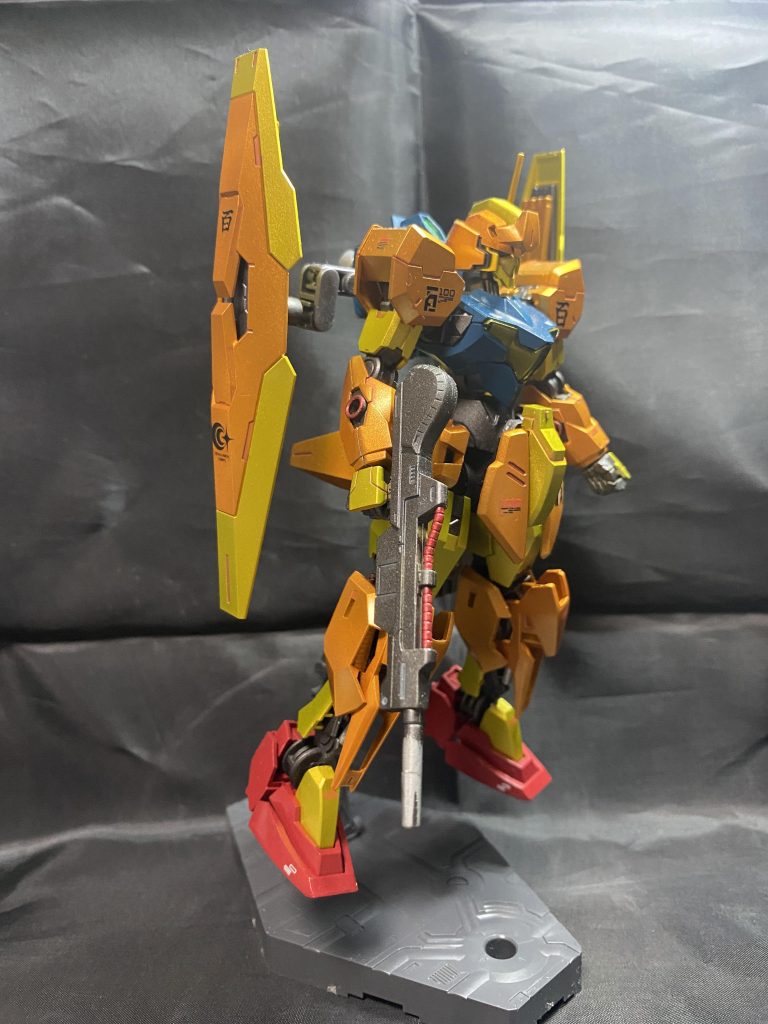 旧HGの百式のジャンクパーツをミキシングしながらもガンヴォルヴァを残しつつ製作しました。