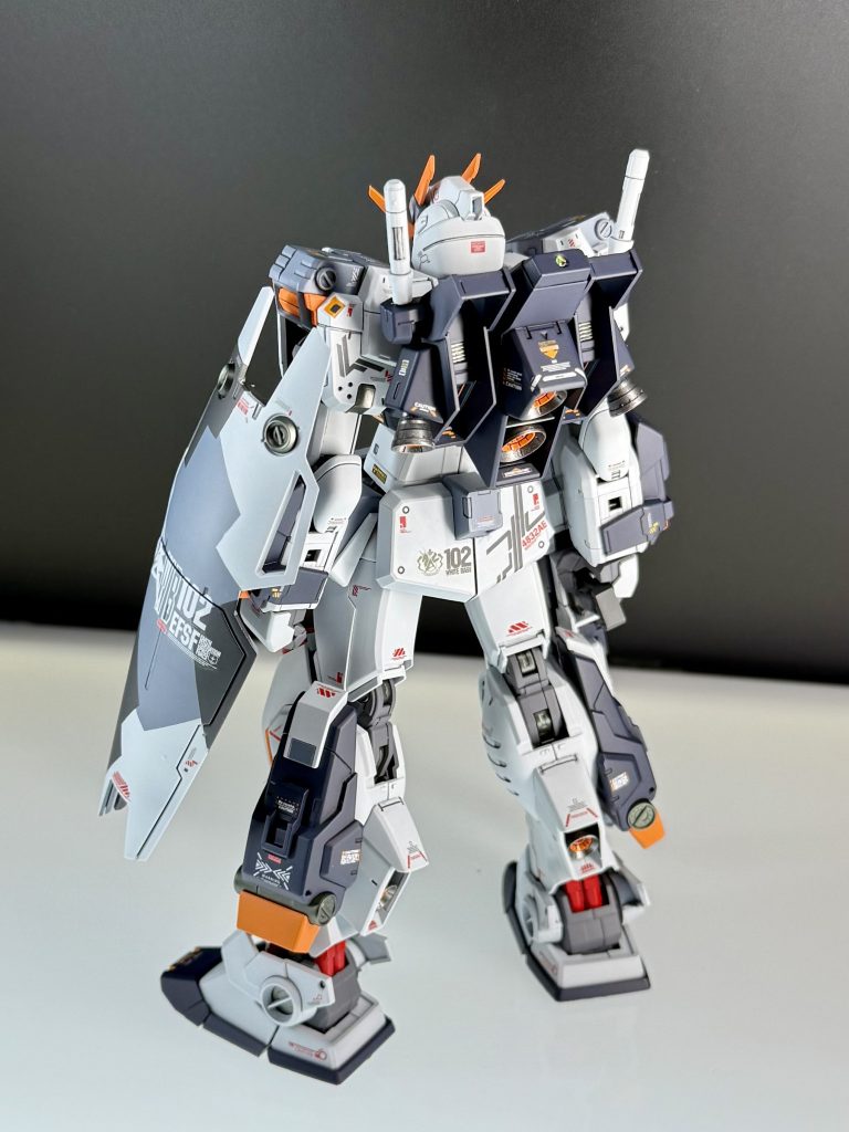 シールドはジムスナイパー２のものを移植。GHL17号のジムスナイパー２を参考にした迷彩塗装にしてみました。