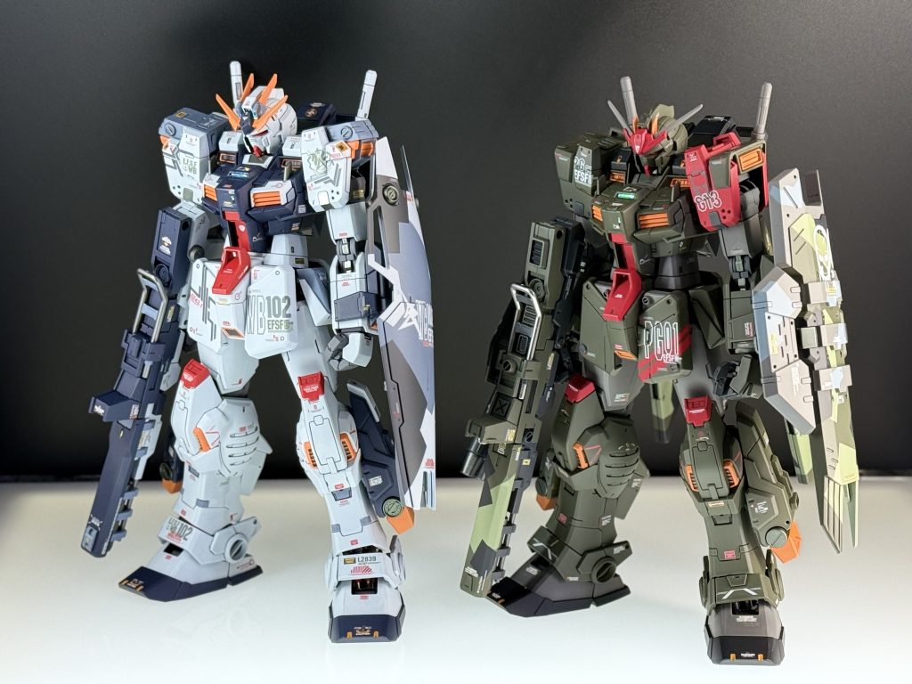 前作のストームブリンガーFA改とのツーショット。実は脚部フレームを2mm延長しています。プロポーションがいい感じになるとともに、アンクルガードと脚部フレームの干渉が少なくなって、接地性もアップしました