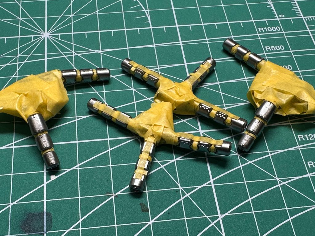 今回最も苦労した、指パーツのマスキング。アドバンスドMSジョイント…組まなくていいのは楽ちんなのですが、フレームと装甲が混在しているので塗装派にはかなり大変。